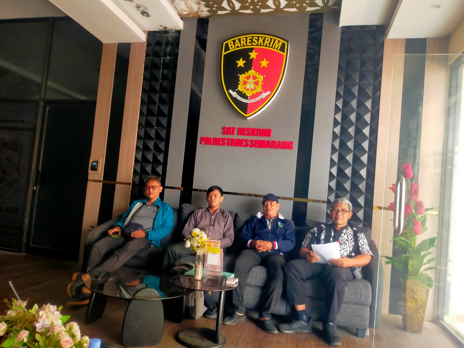 Pengurus RT 02 RW 08 Kelurahan Tandang di dampingi Kuasa Hukumnya Ali Lubab, S.H.M.H.